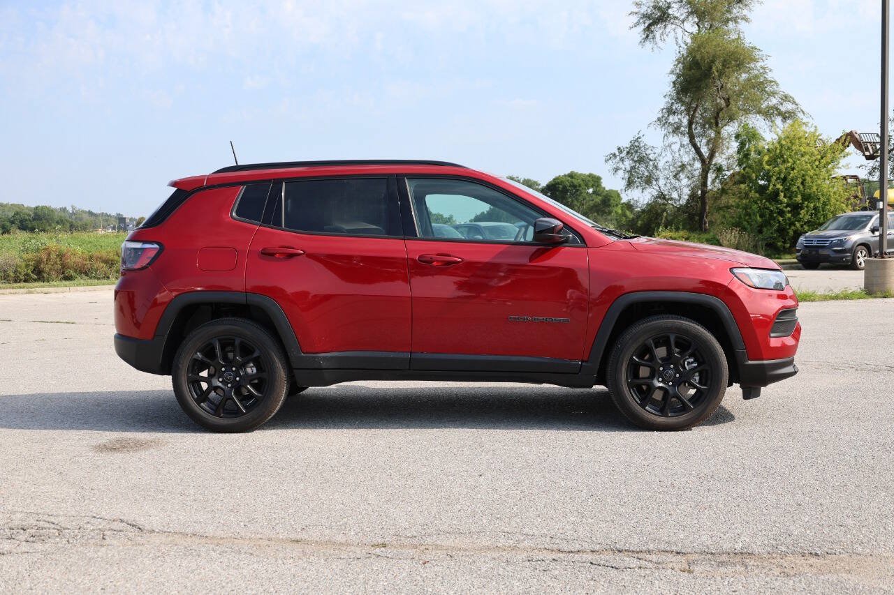 Used 2026 Jeep Compass Latitude AWD/4WD image 7