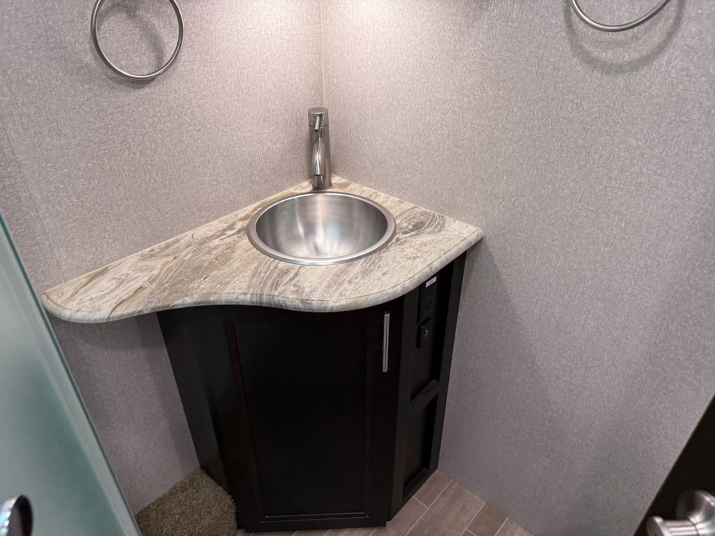 Used 2018 RAM 5500 SLT w/ Quick Order Package 29G SLT image 78