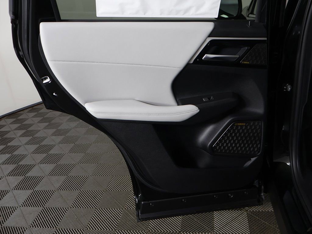 New 2025 Mitsubishi Outlander SE image 29