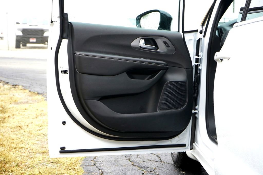 New 2026 Chrysler Pacifica Select image 19