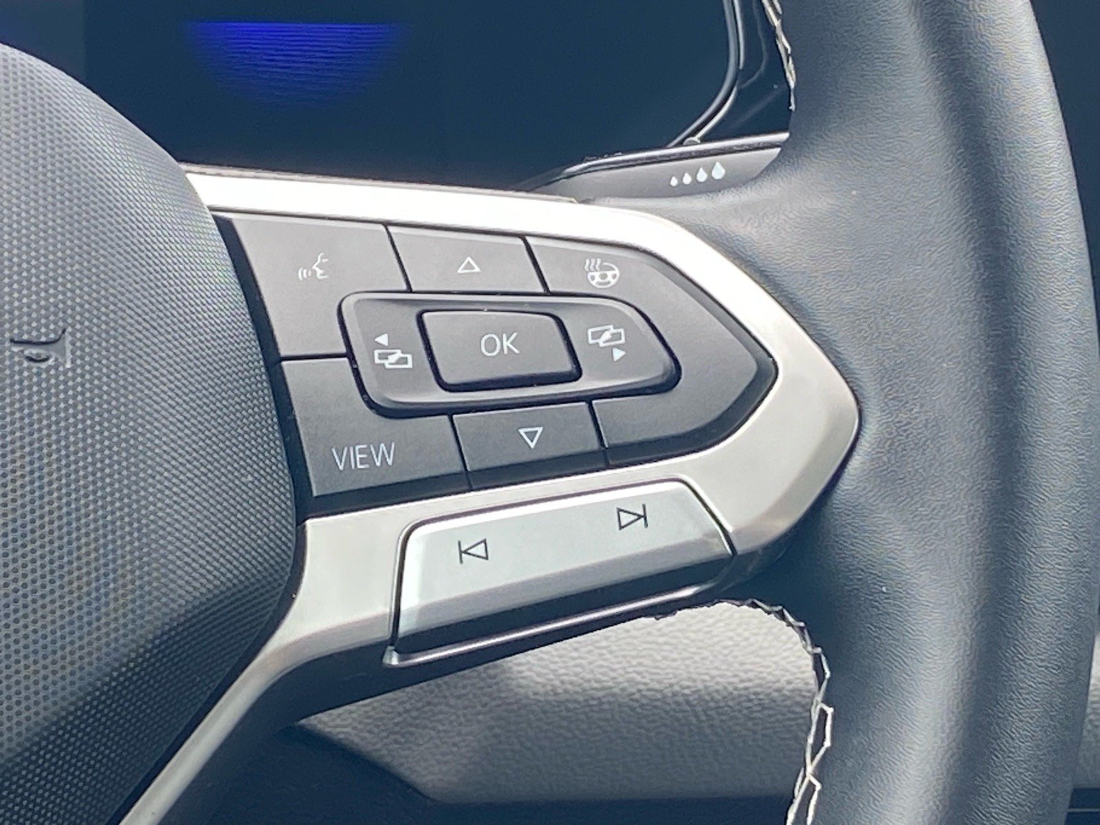 Certified 2023 Volkswagen Taos SE AWD/4WD image 5