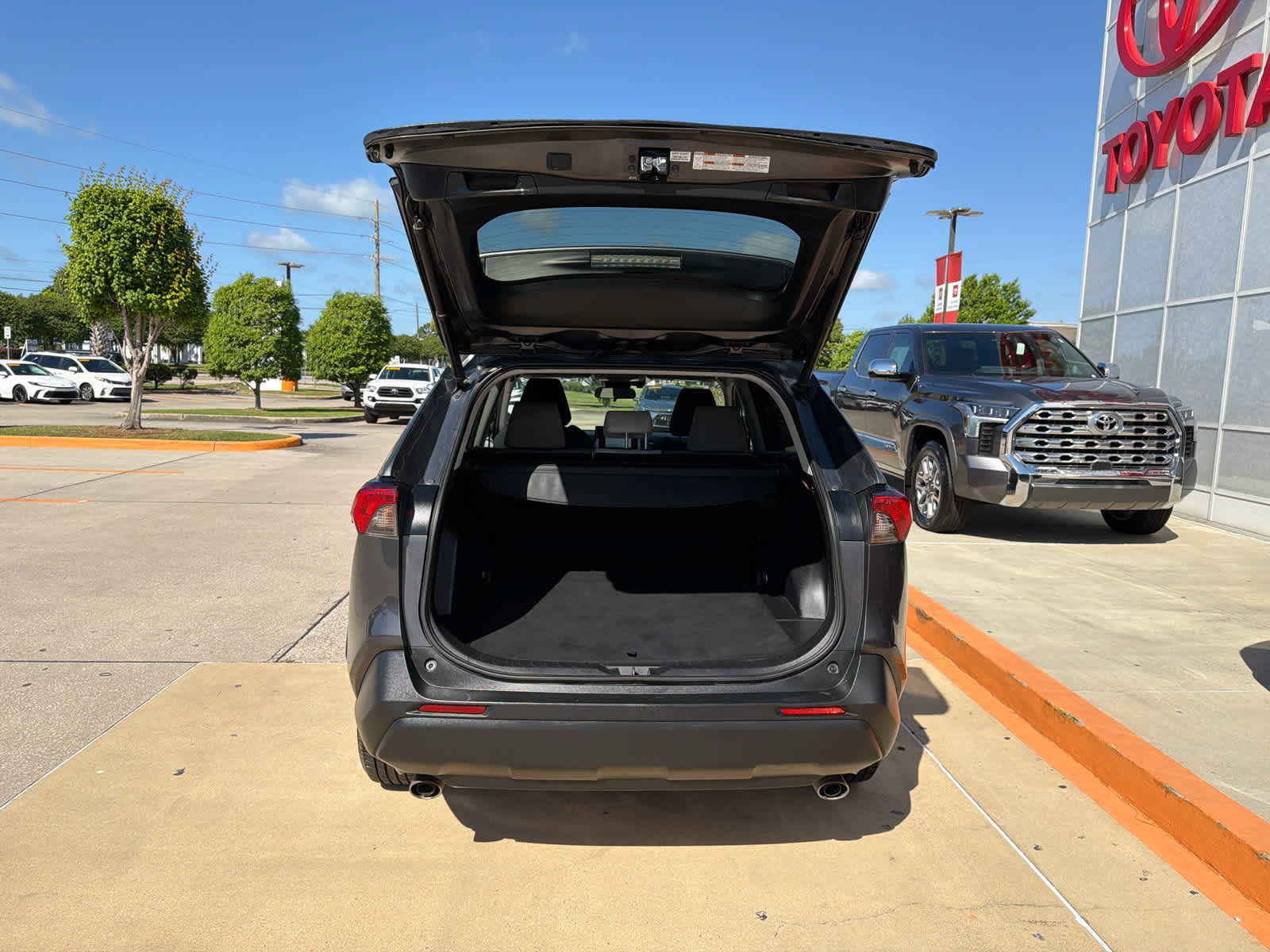 Used 2020 Toyota RAV4 XLE w/ Convenience Package image 6