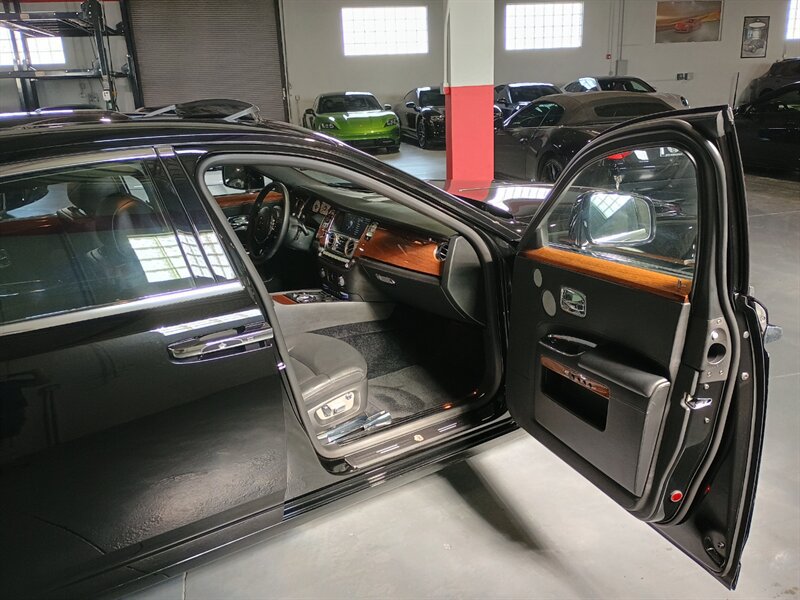 Used 2010 Rolls-Royce Ghost RWD image 35