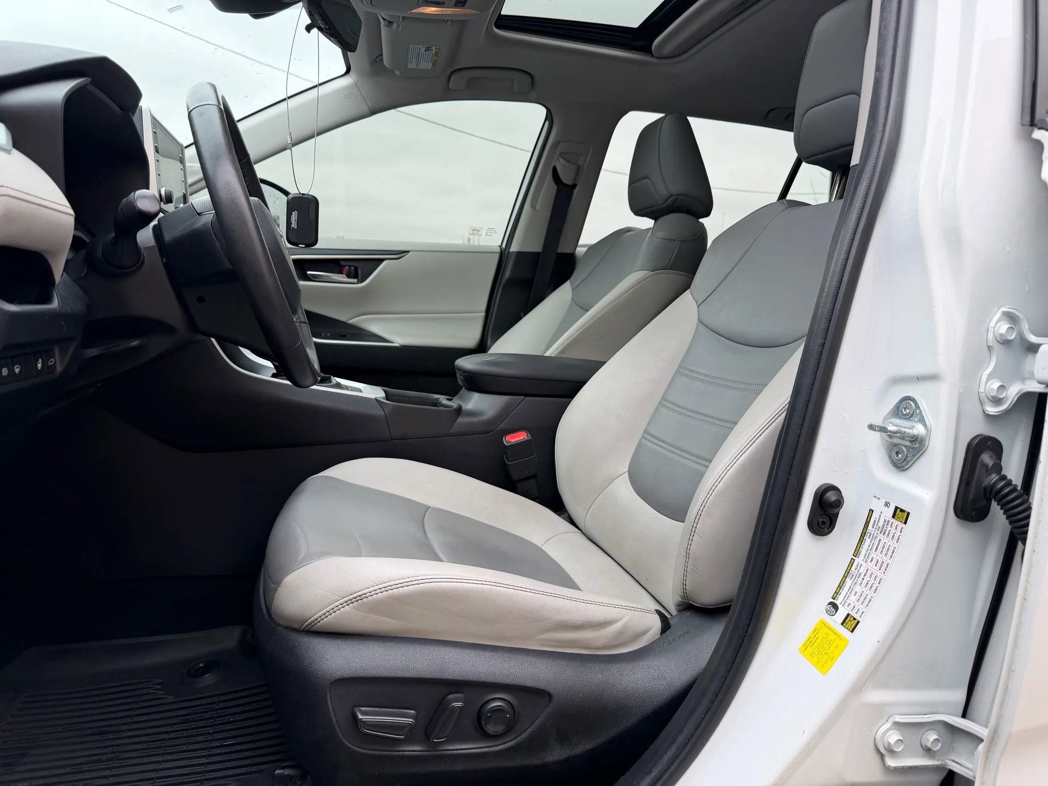 Used 2020 Toyota RAV4 XLE Premium image 11