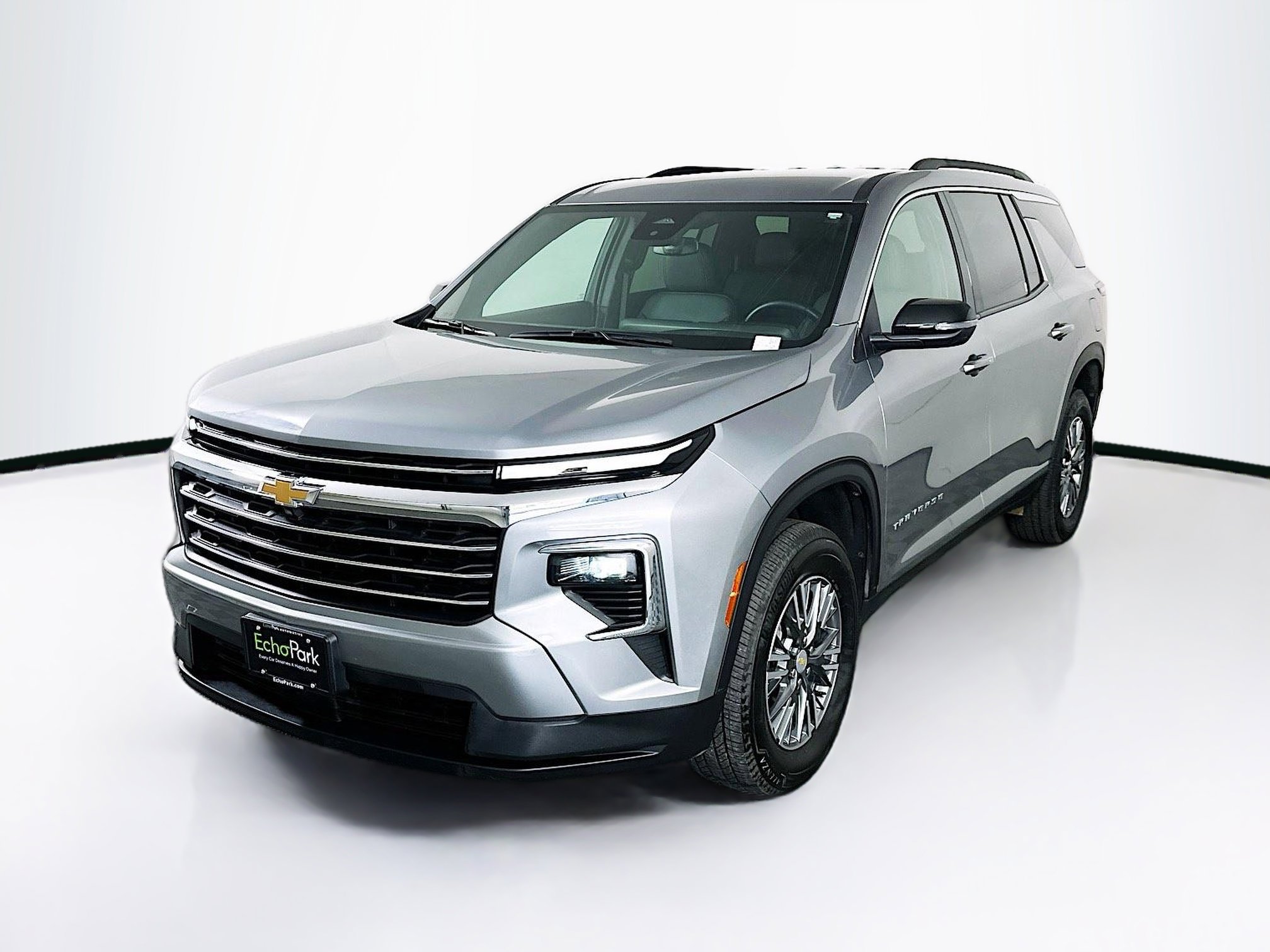 Used 2025 Chevrolet Traverse LT image 3