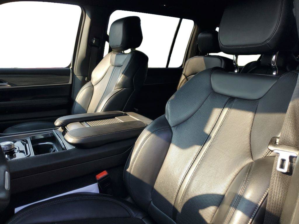 Used 2024 Jeep Wagoneer L Series II w/ Flexible Seating Group AWD/4WD image 13