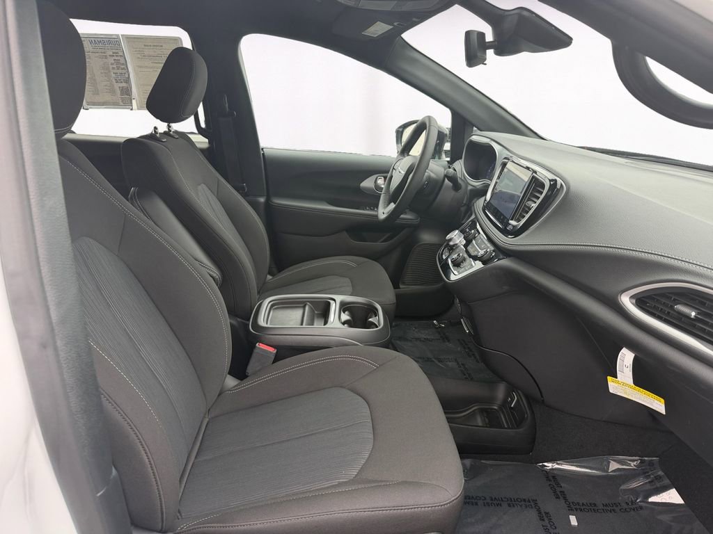 Used 2024 Chrysler Pacifica Touring FWD image 15