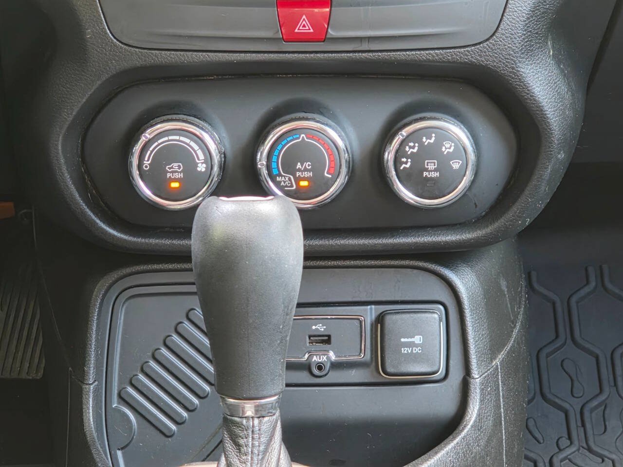 Used 2017 Jeep Renegade Latitude FWD image 21