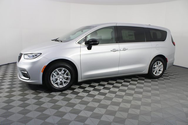 New 2026 Chrysler Pacifica Select image 2