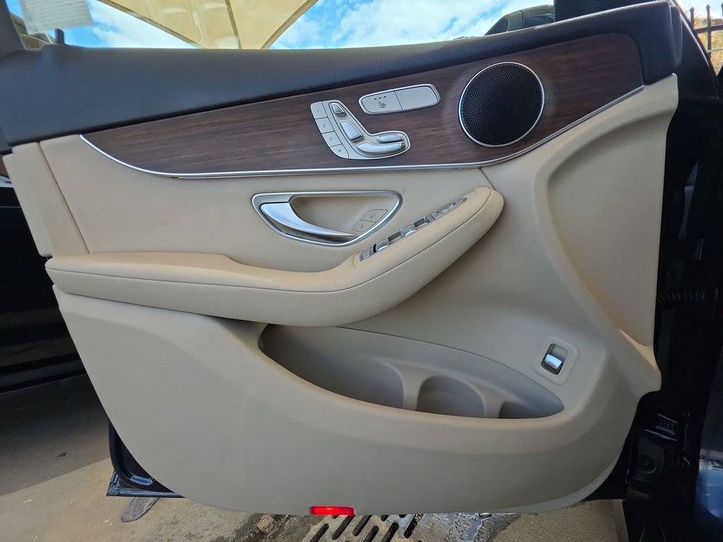 Used 2021 Mercedes-Benz GLC 300 4MATIC image 21