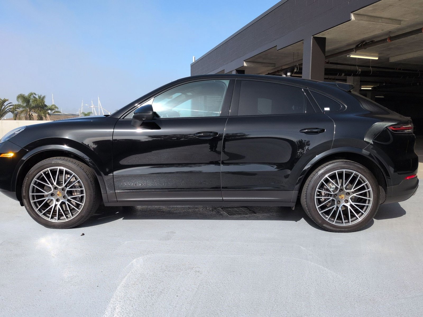 Certified 2023 Porsche Cayenne Platinum Edition w/ Premium Package image 2