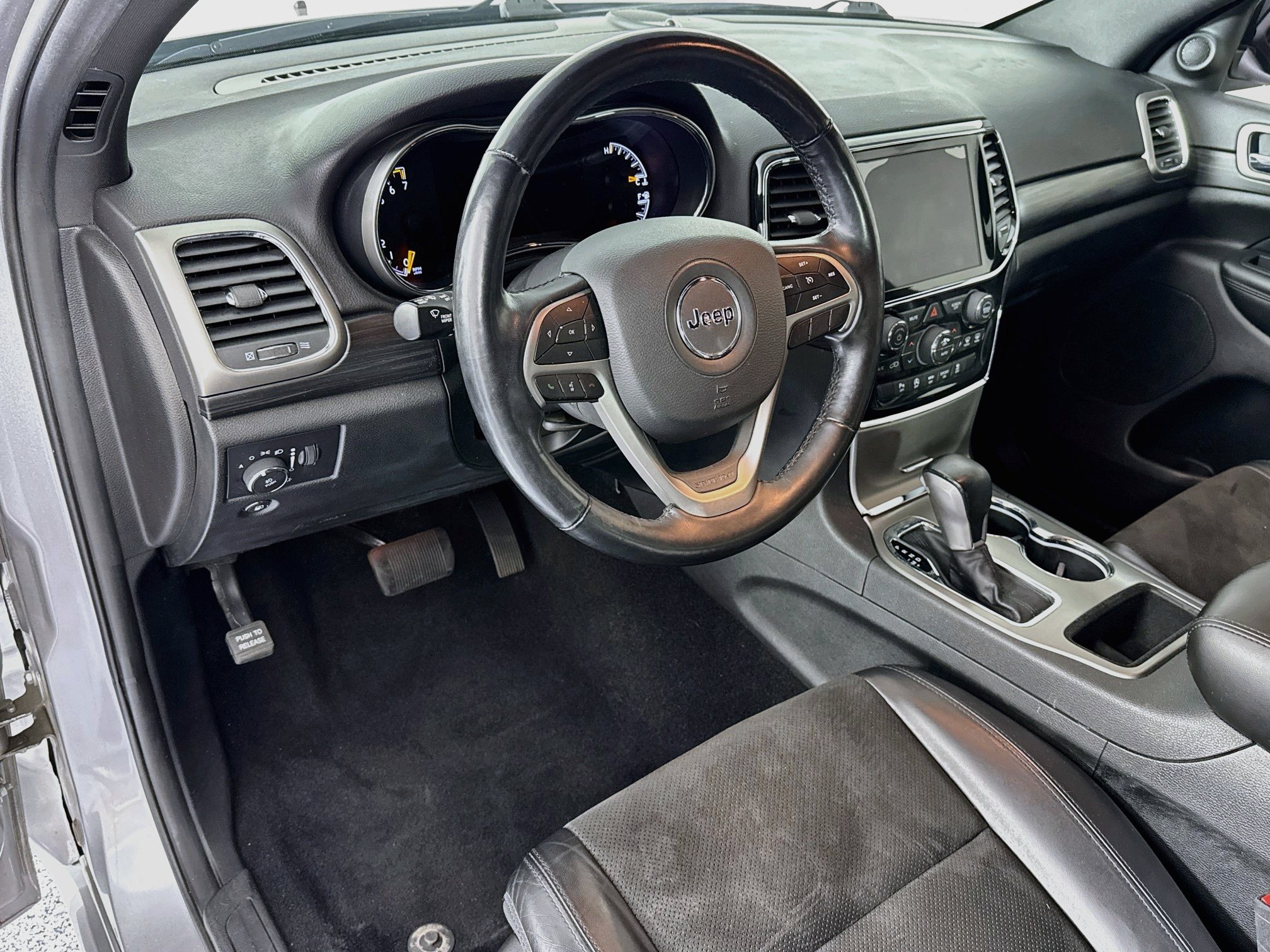 Used 2021 Jeep Grand Cherokee Laredo X AWD/4WD image 9