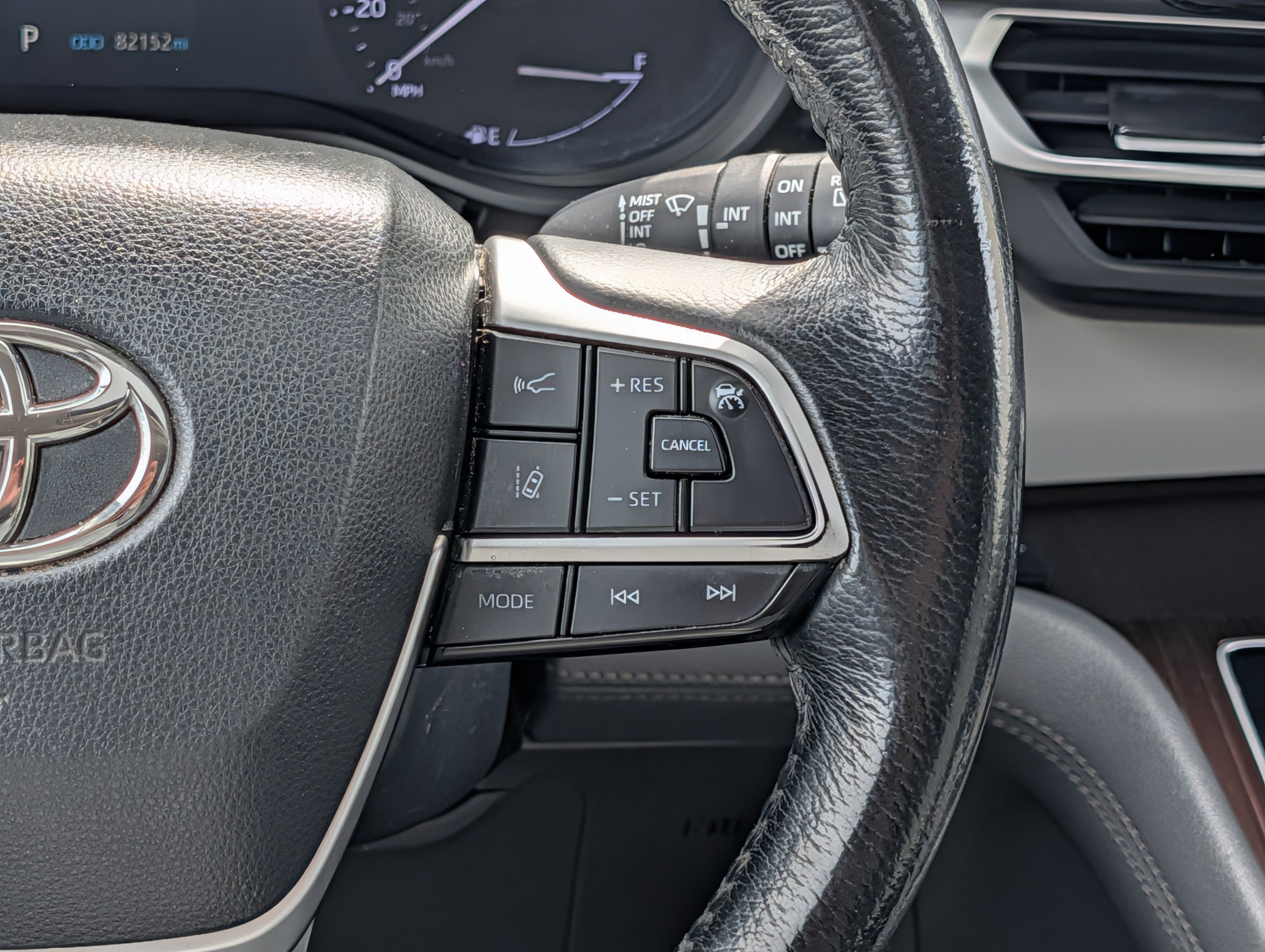 Used 2023 Toyota Sienna XLE FWD image 22