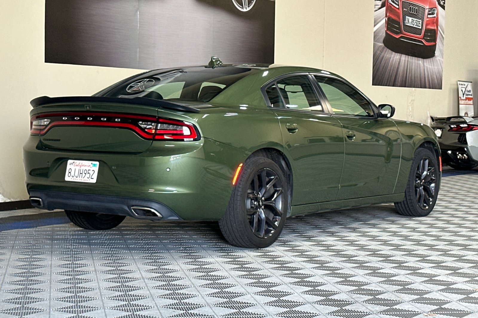 Used 2019 Dodge Charger SXT w/ Plus Group RWD image 4
