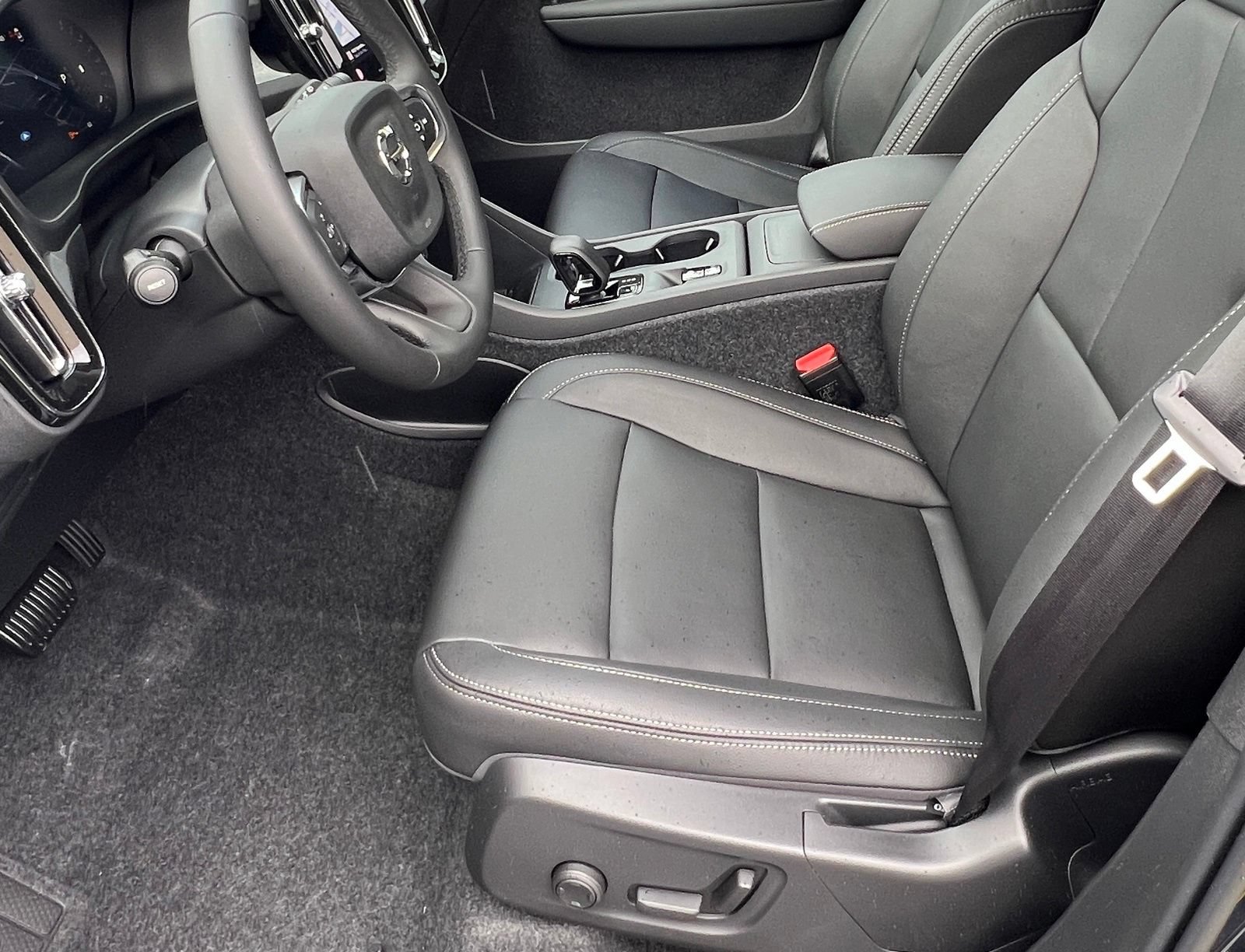 New 2026 Volvo XC40 B5 Plus w/ Protection Package Premier AWD/4WD image 14