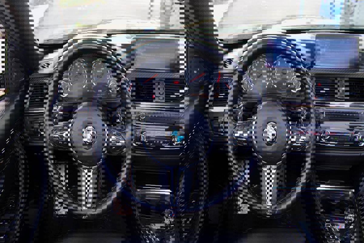 Used 2015 BMW M4 Convertible image 33