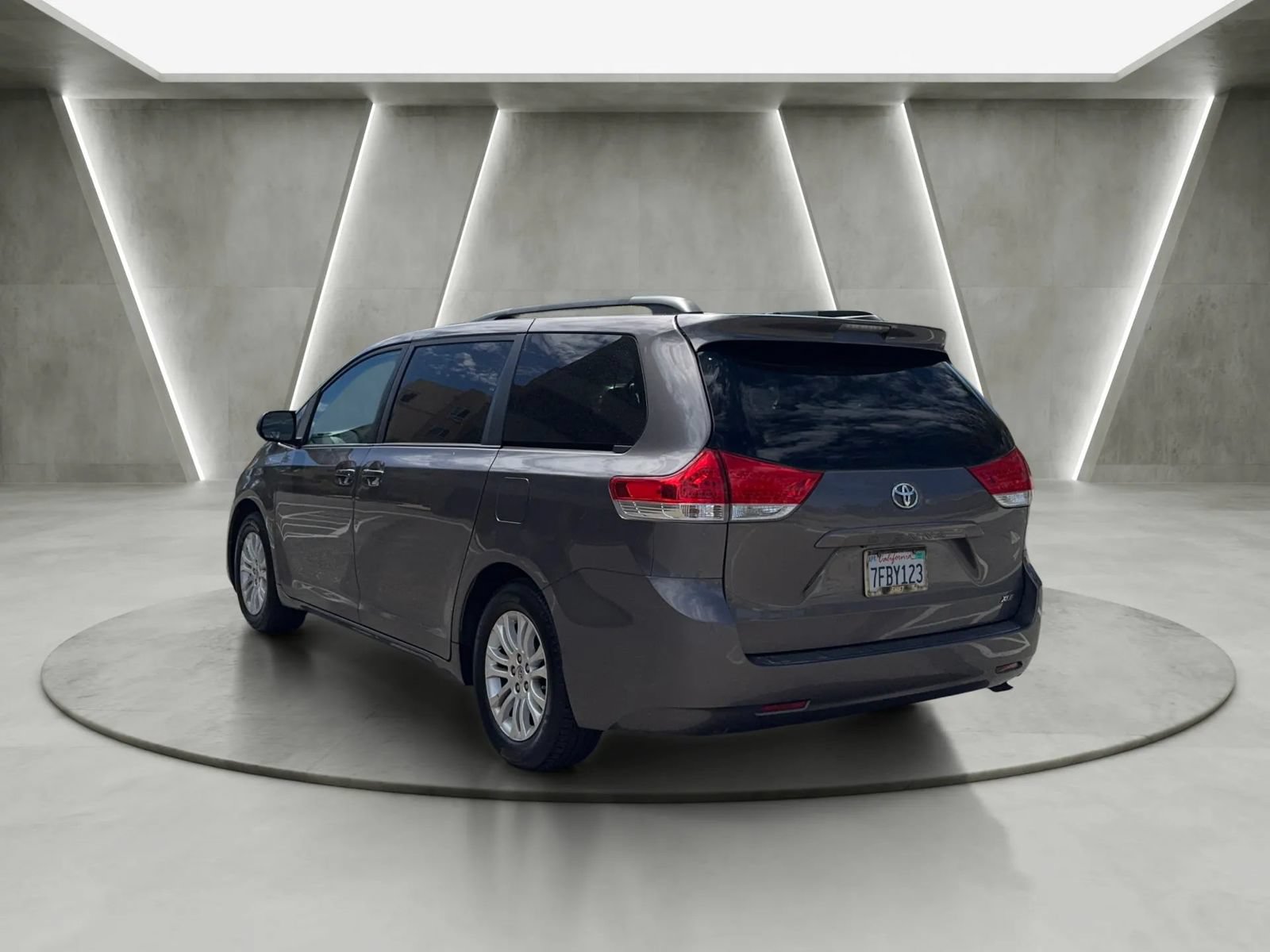 Used 2014 Toyota Sienna XLE FWD image 5