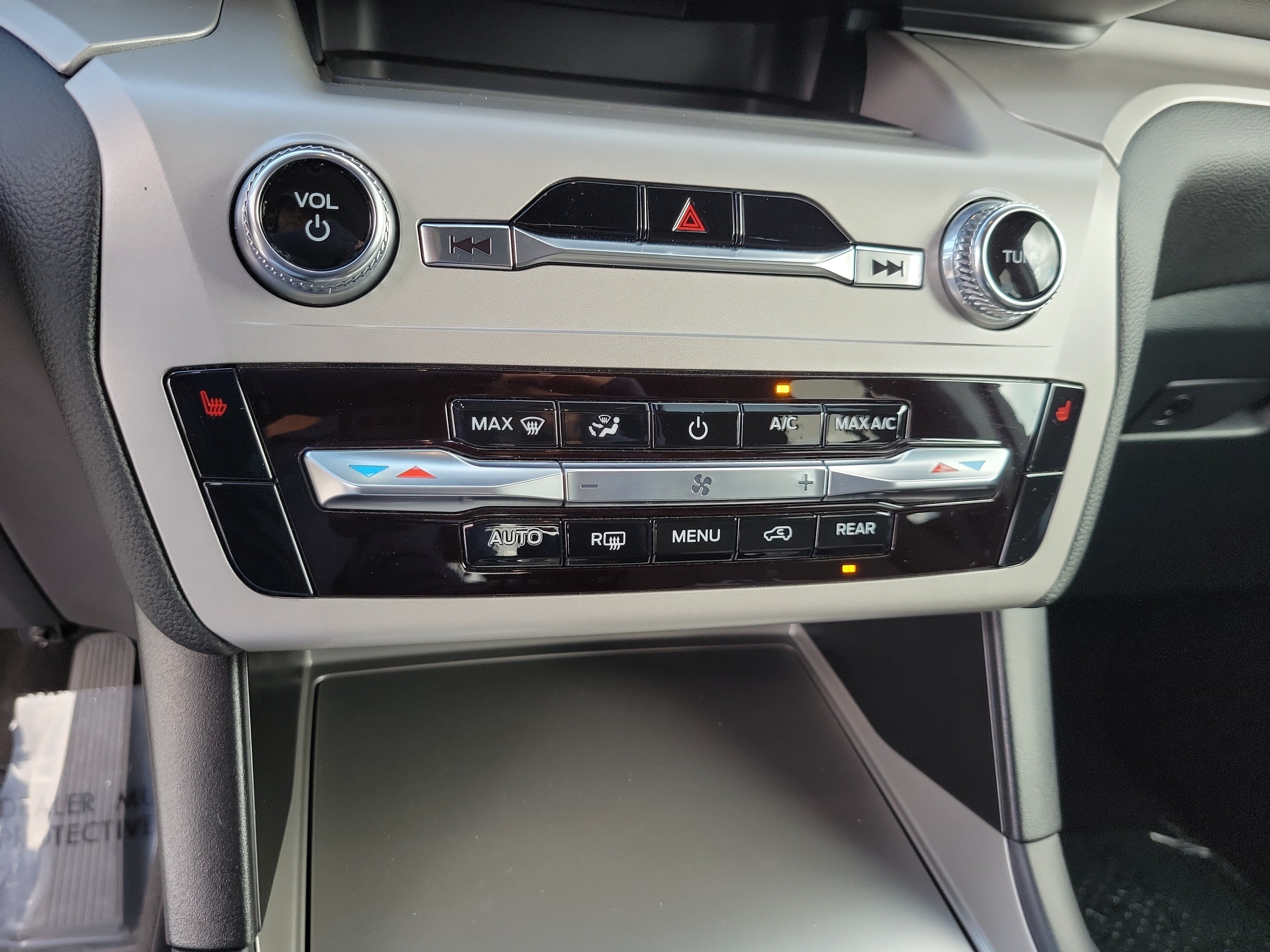Used 2024 Ford Explorer XLT RWD image 25