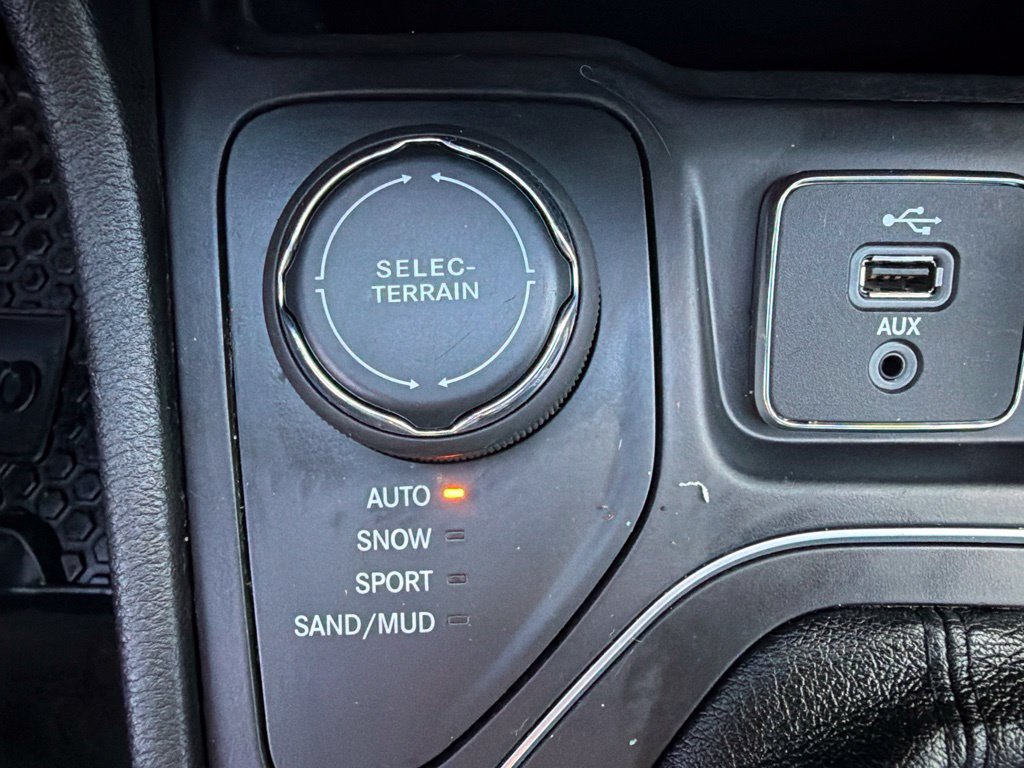 Used 2019 Jeep Cherokee Latitude w/ Cold Weather Group AWD/4WD image 24