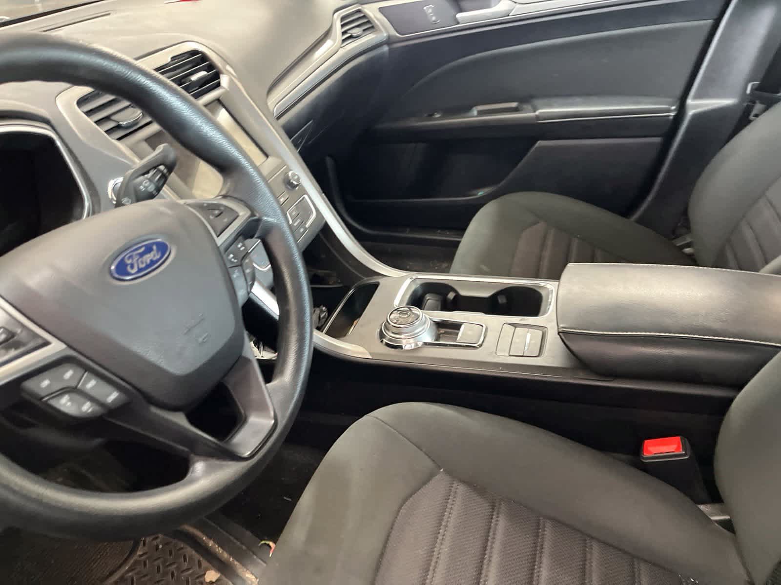 Used 2020 Ford Fusion SE FWD image 24