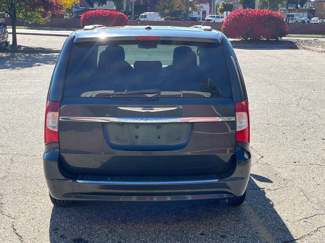 Used 2011 Chrysler Town & Country Touring-L image 10