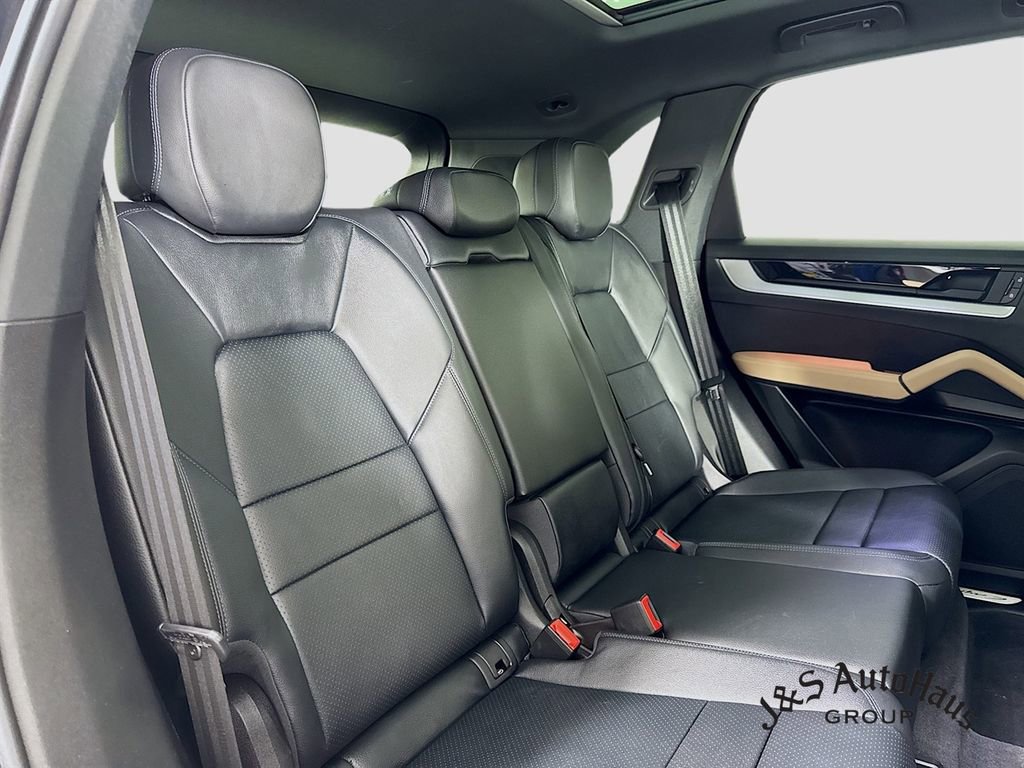 Used 2024 Porsche Cayenne w/ Premium Package image 35