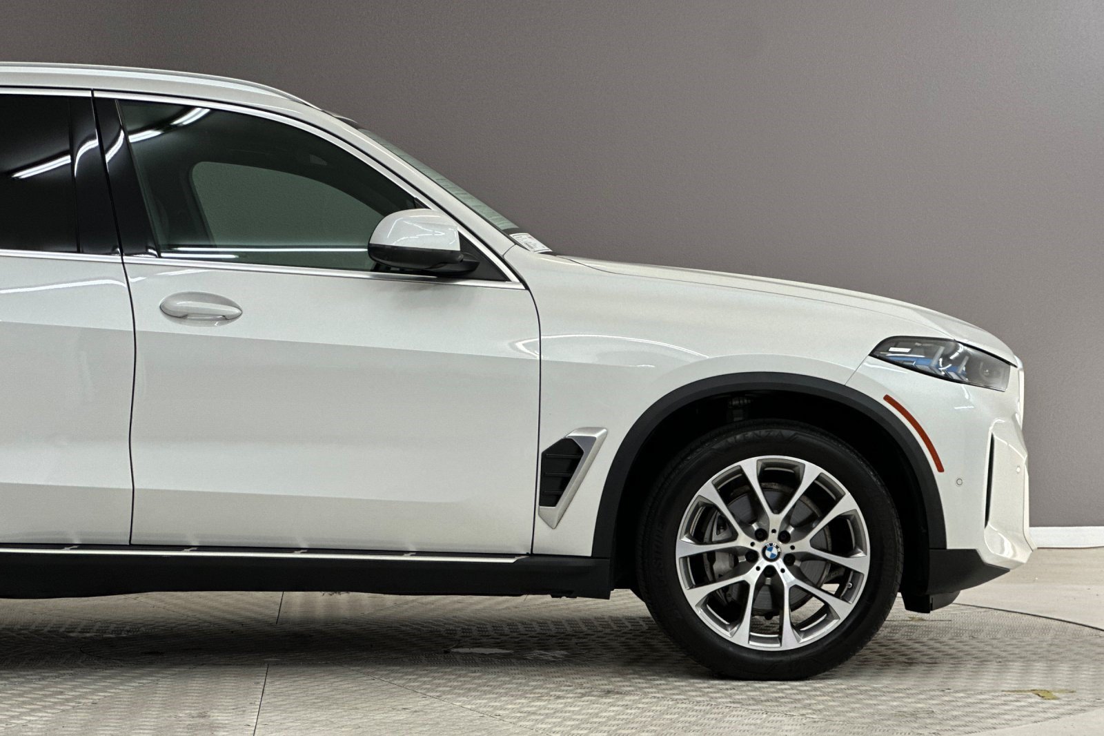 Certified 2025 BMW X5 xDrive40i w/ Parking Assistance Package AWD/4WD image 36