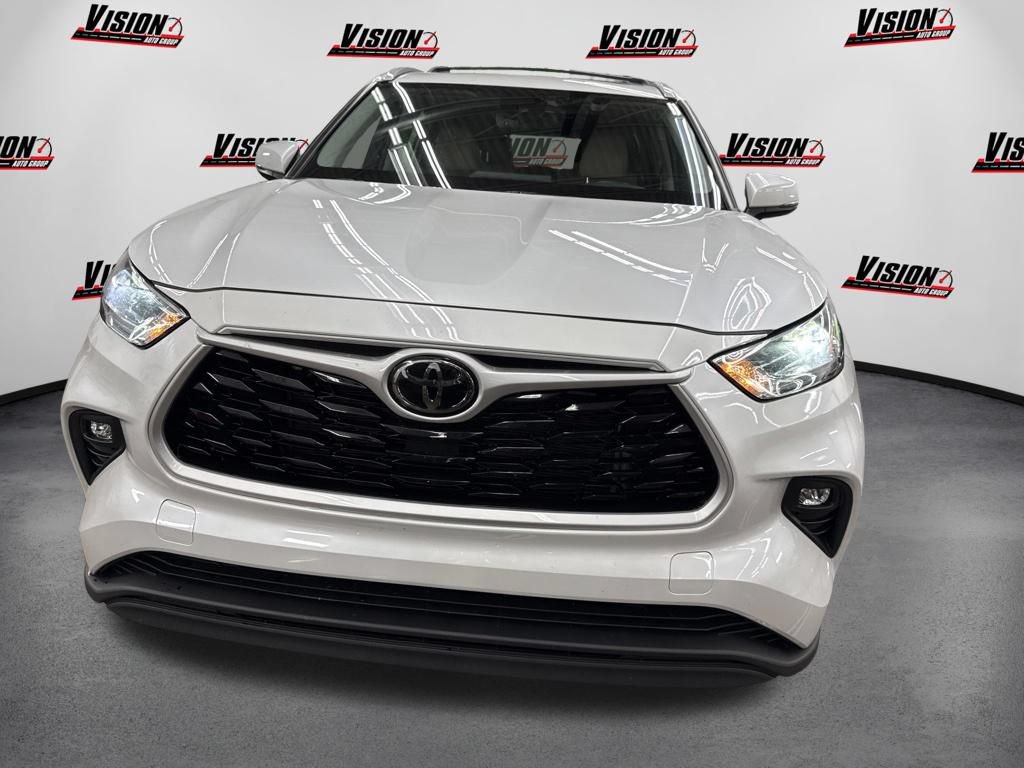 Used 2022 Toyota Highlander XLE AWD/4WD image 2