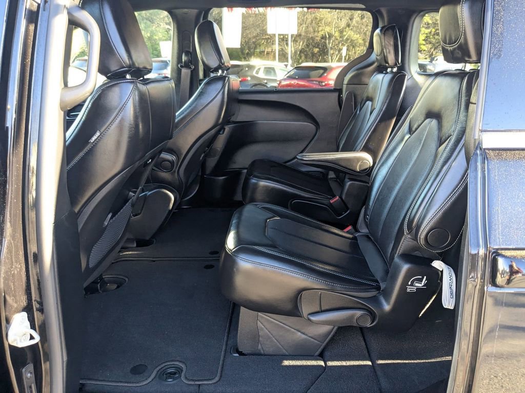Used 2025 Chrysler Pacifica Select image 25