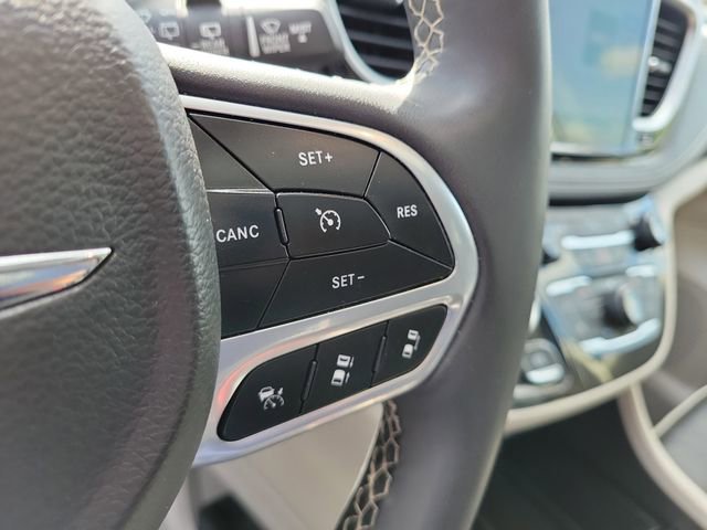 Used 2023 Chrysler Pacifica Limited image 26