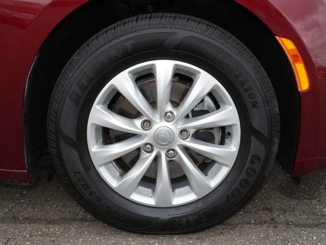 Used 2017 Chrysler Pacifica Touring-L image 12