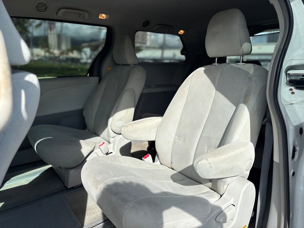 Used 2013 Toyota Sienna L FWD image 10