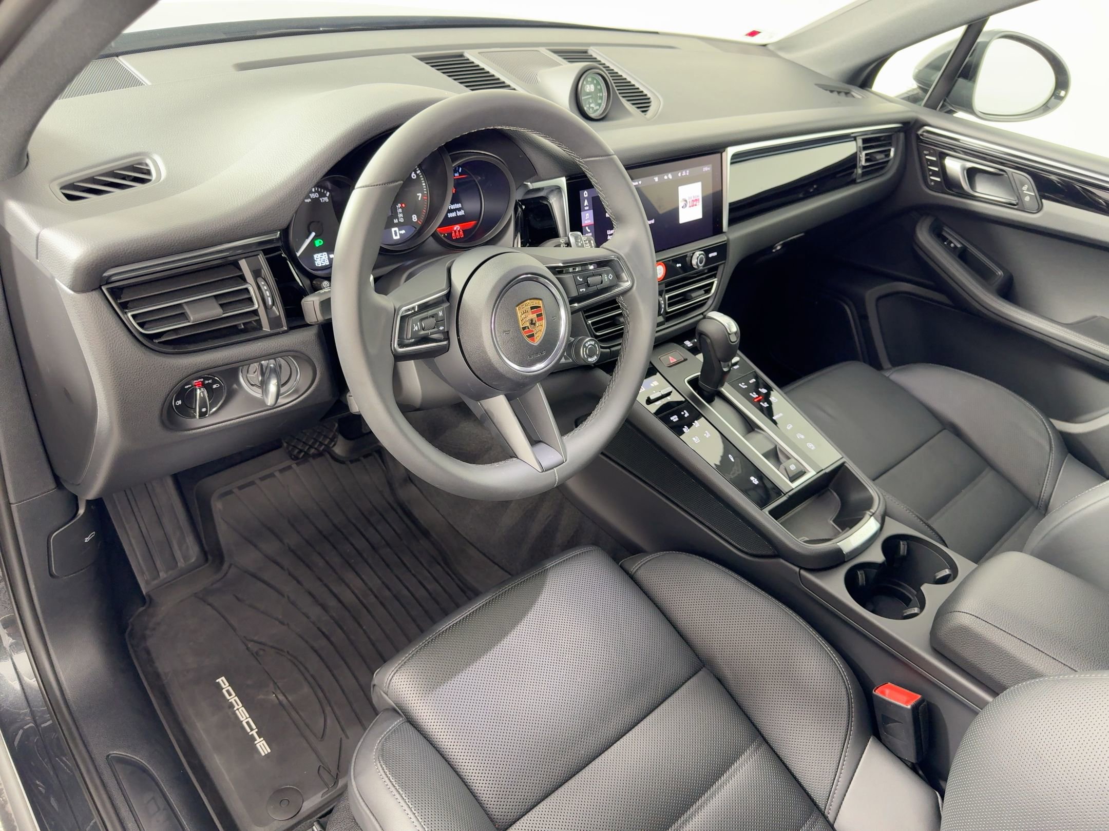 Used 2025 Porsche Macan AWD/4WD image 4