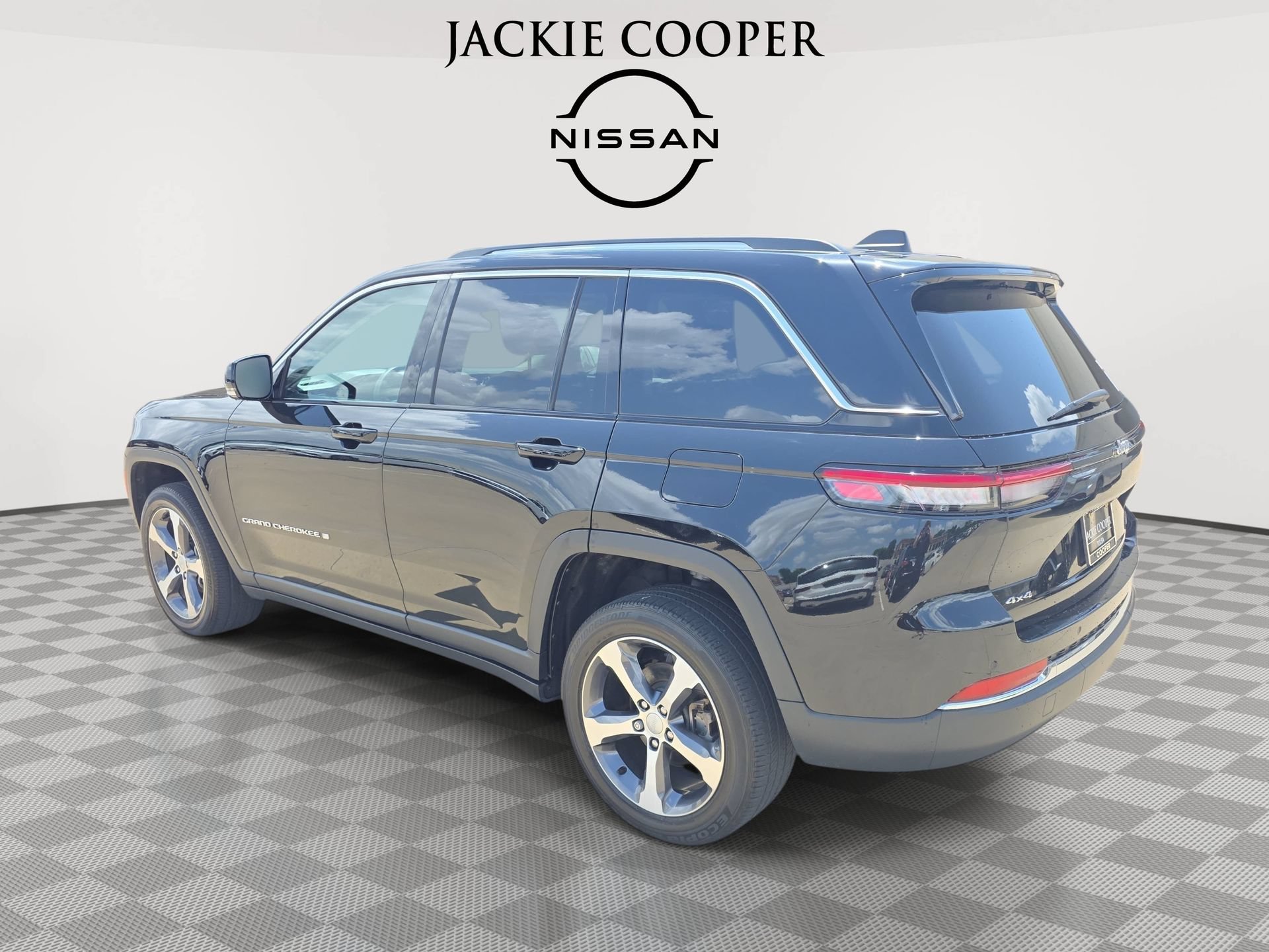 Used 2023 Jeep Grand Cherokee Limited w/ Trailer Tow Prep Group (B) AWD/4WD image 7