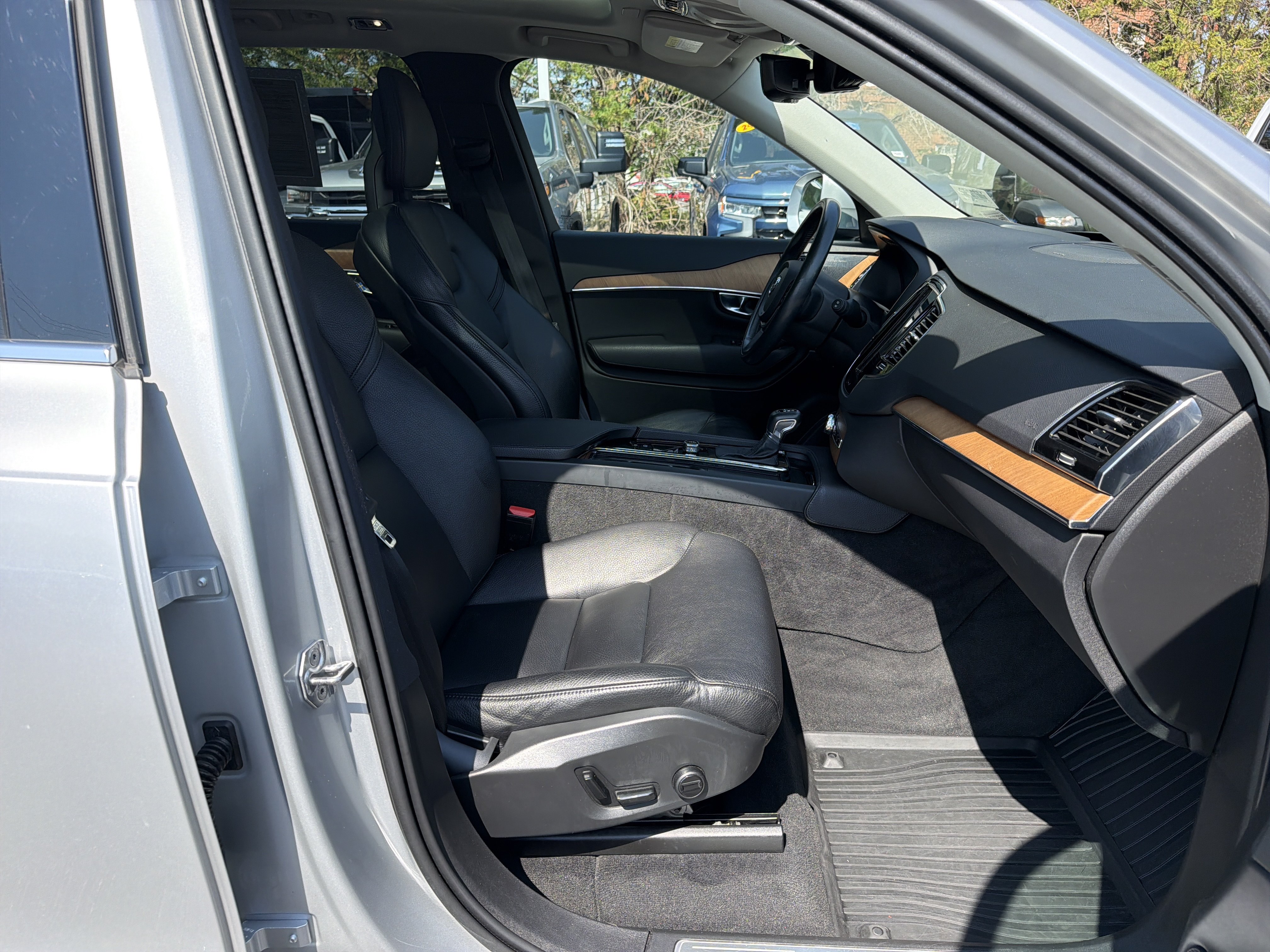 Used 2021 Volvo XC90 T6 Momentum w/ Advanced Package AWD/4WD image 35