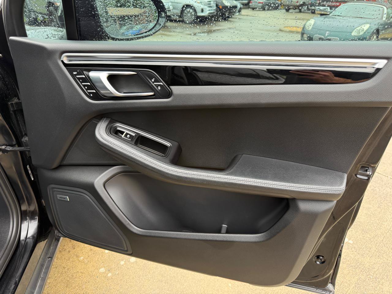 Used 2018 Porsche Macan AWD/4WD image 37