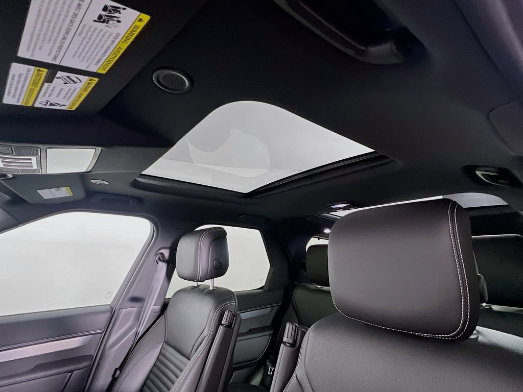 Used 2025 Land Rover Discovery Dynamic SE image 23