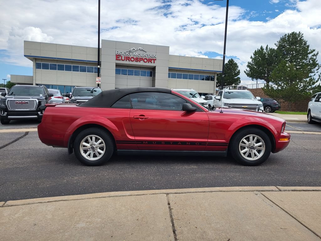 Used 2007 Ford Mustang Convertible RWD image 3
