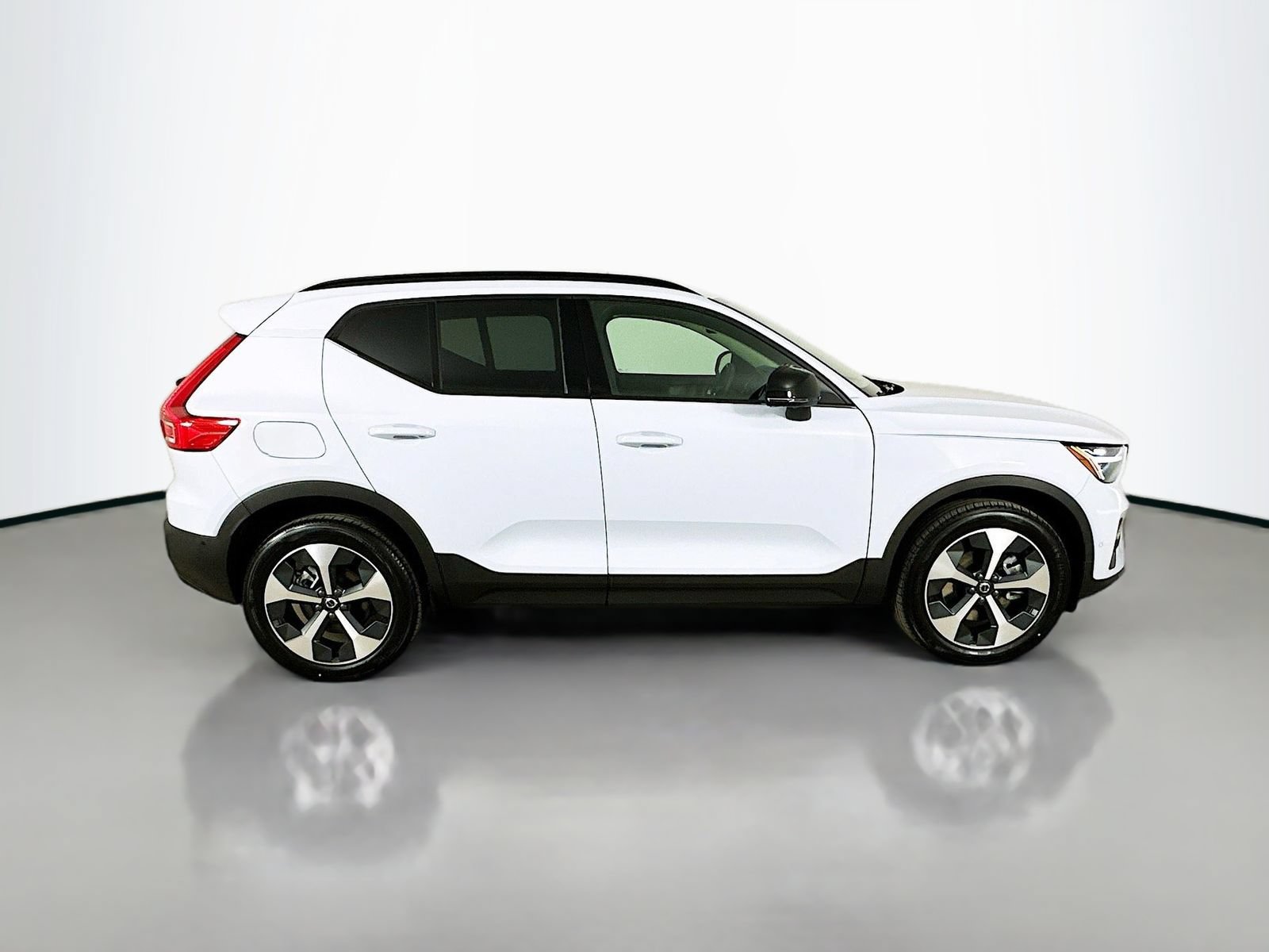 New 2026 Volvo XC40 B5 Plus w/ Protection Package Premier AWD/4WD image 4