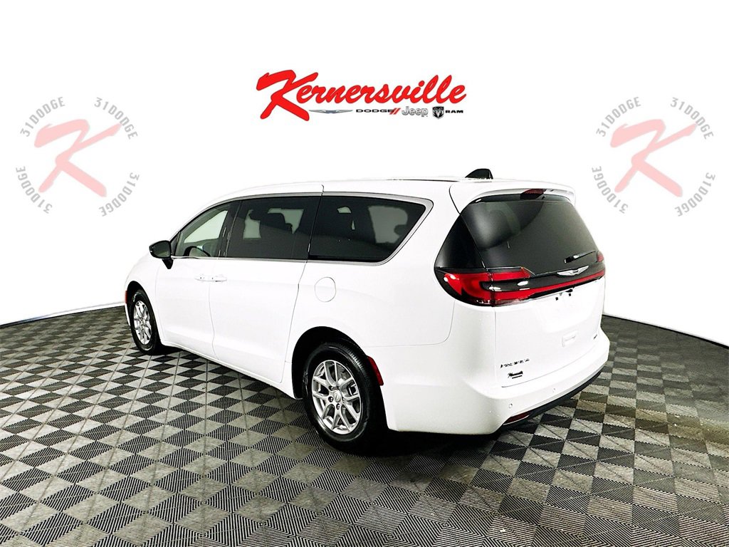 New 2026 Chrysler Pacifica Select image 5