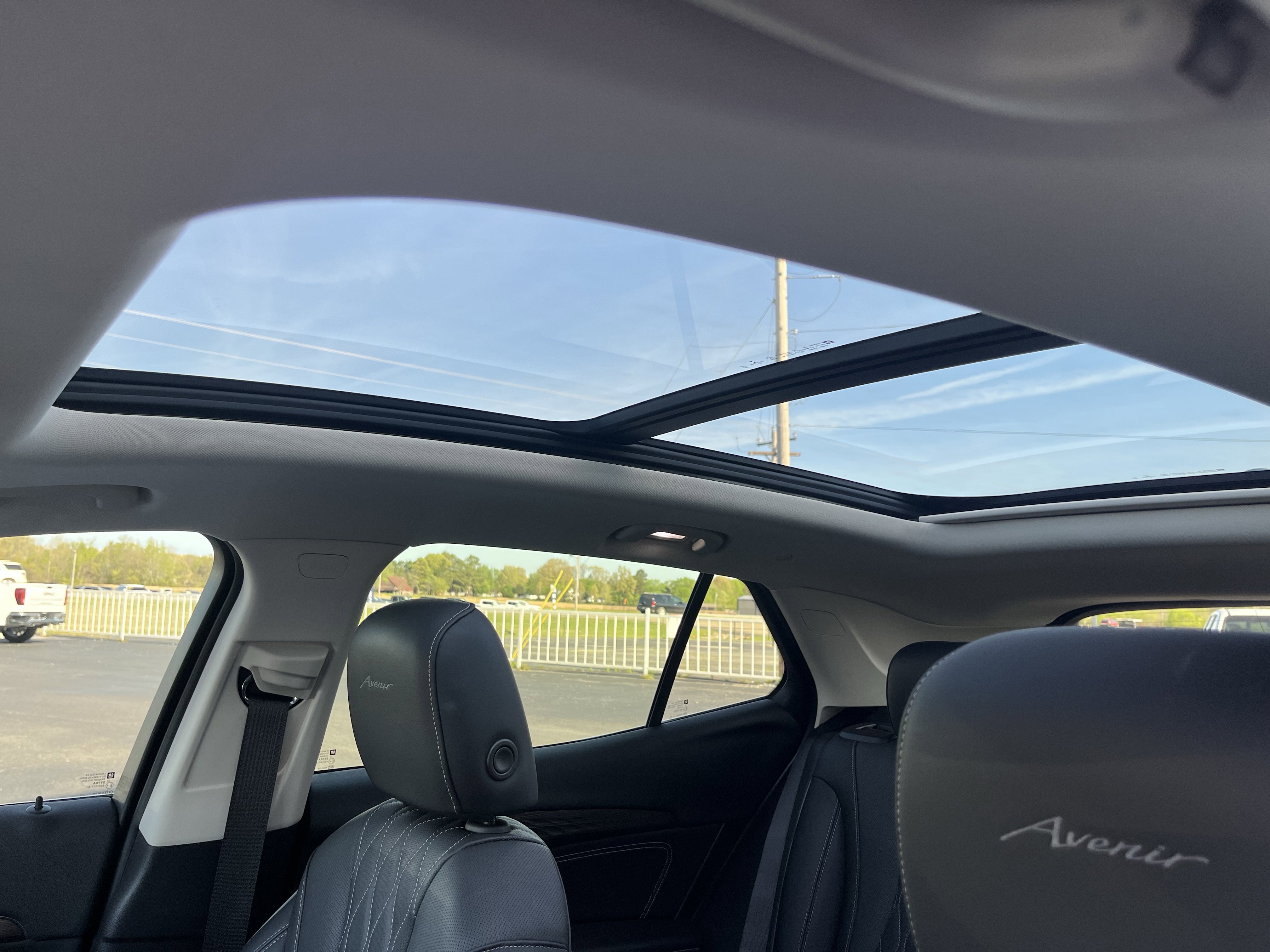 Used 2022 Buick Envision Avenir w/ Safety Package FWD image 5