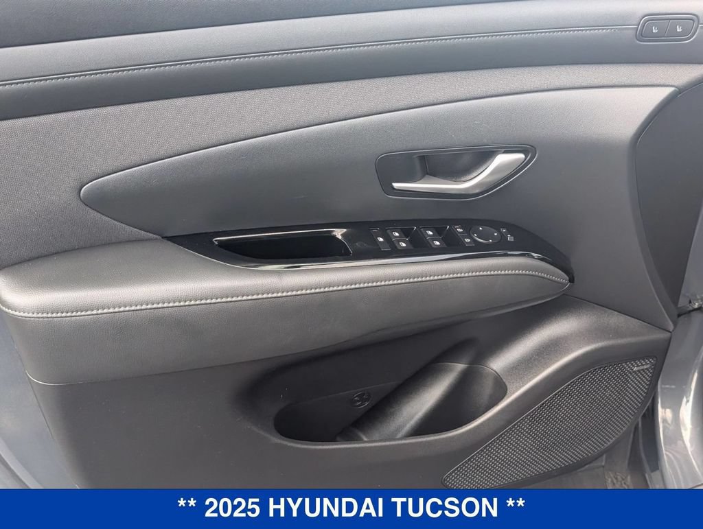 Used 2025 Hyundai Tucson Limited AWD/4WD image 11