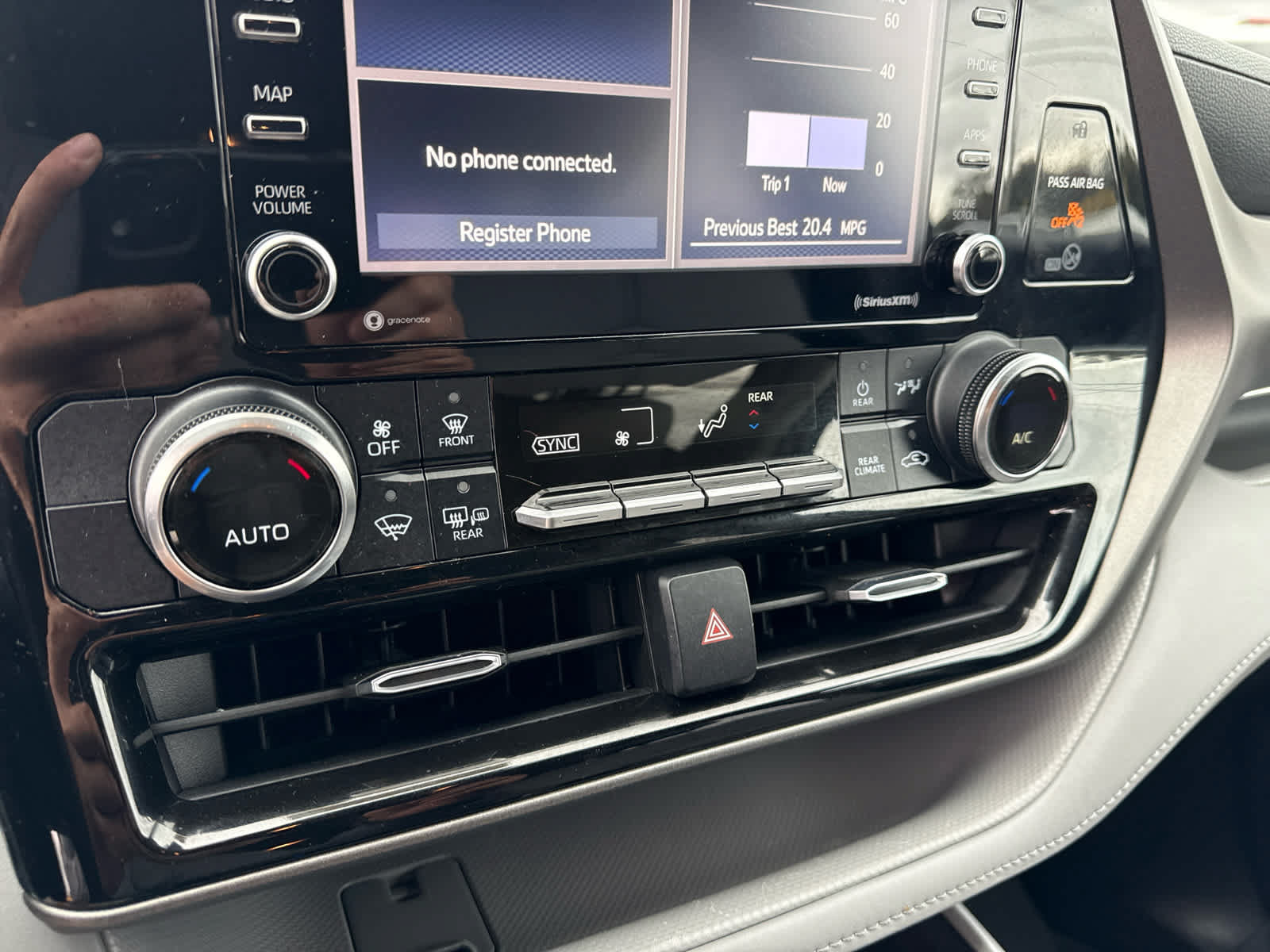 Used 2020 Toyota Highlander L AWD/4WD image 18