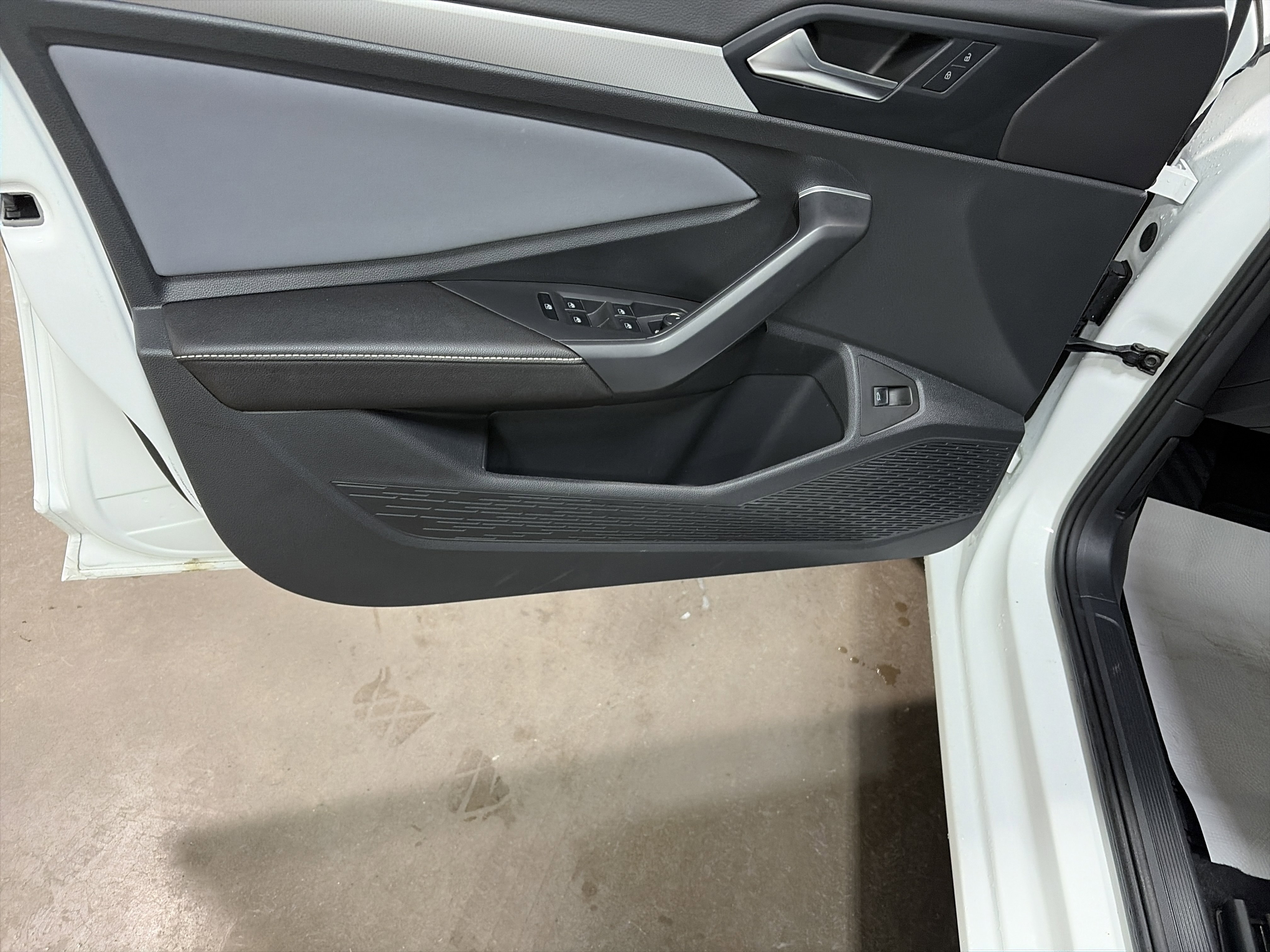 Certified 2025 Volkswagen Jetta SE image 12