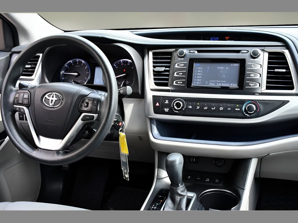 Used 2014 Toyota Highlander LE AWD/4WD image 16