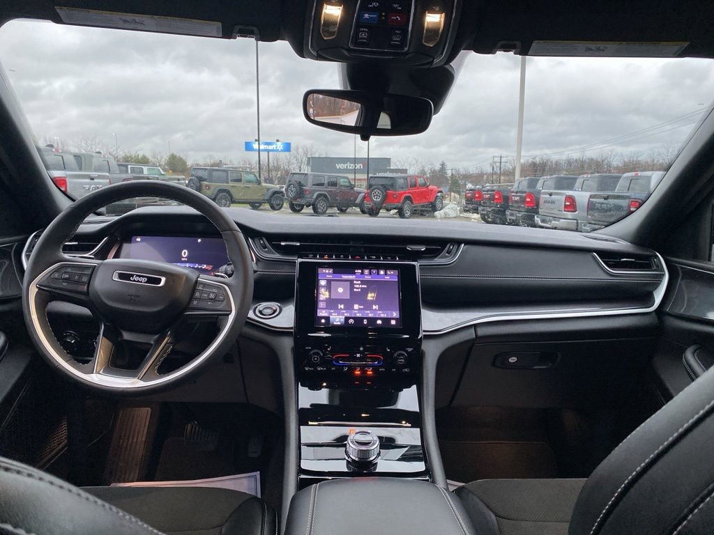 Used 2023 Jeep Grand Cherokee Altitude image 15