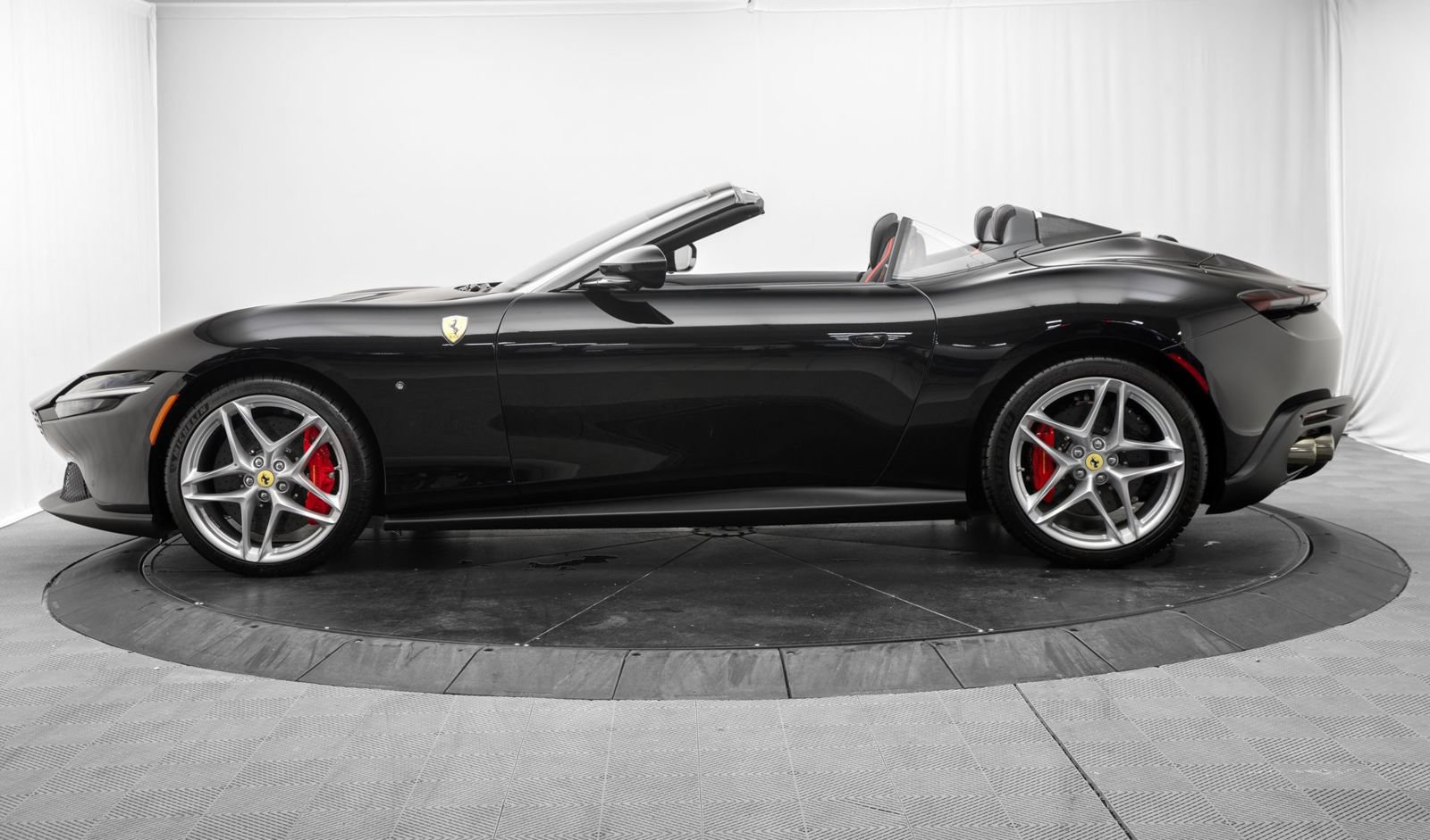 Used 2026 Ferrari Roma Spider RWD image 4