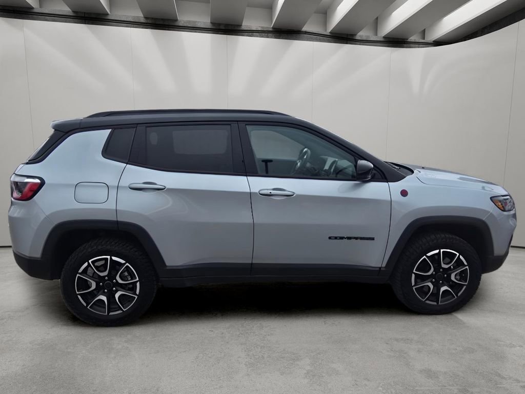 Used 2025 Jeep Compass Trailhawk AWD/4WD image 6