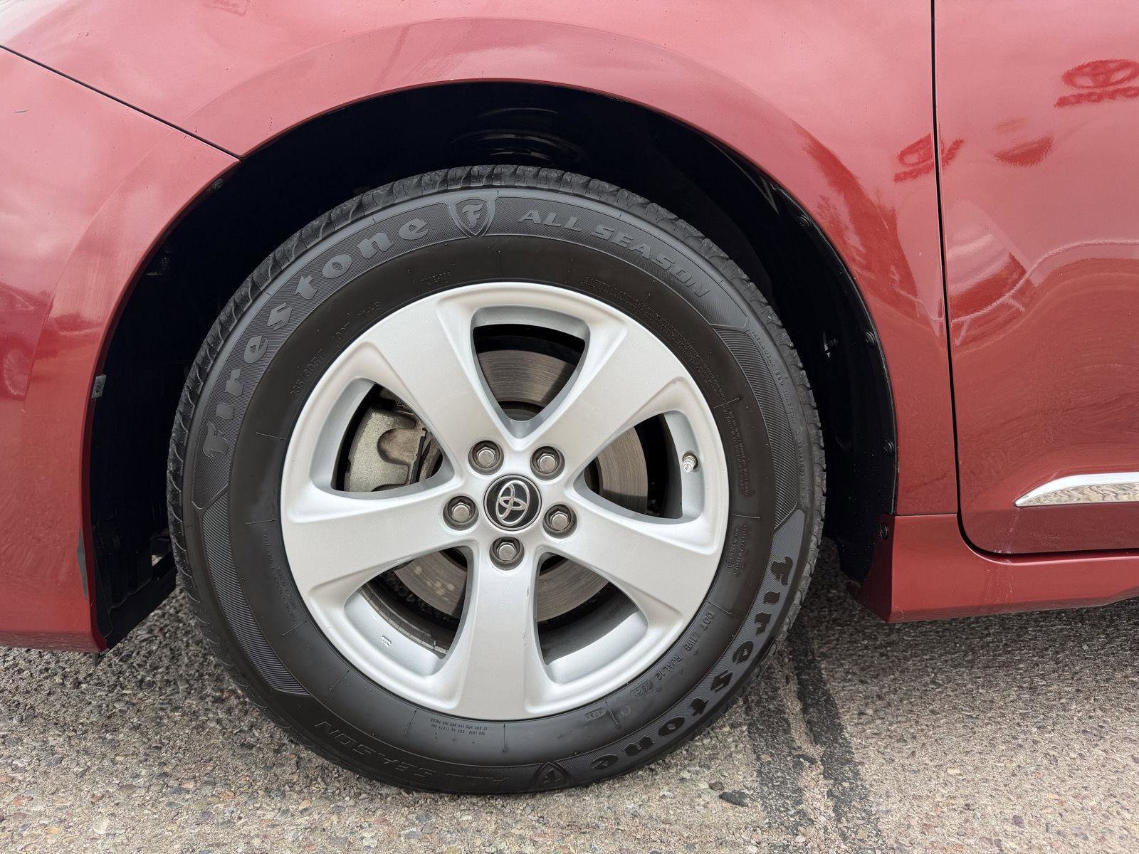 Used 2018 Toyota Sienna LE w/ Carpet Mat Package FWD image 40