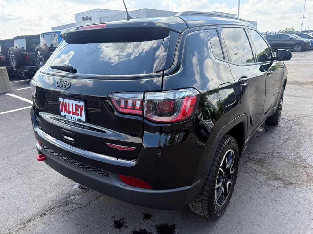 Used 2024 Jeep Compass Trailhawk AWD/4WD image 7